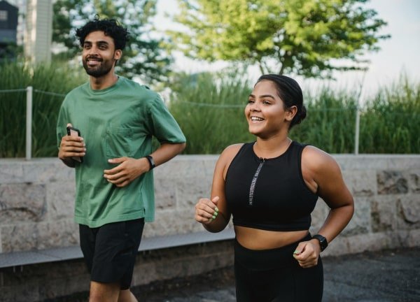 Wellness coaching focused on healthy lifestyle habits, showing a client and coach reviewing exercise and nutrition strategies.